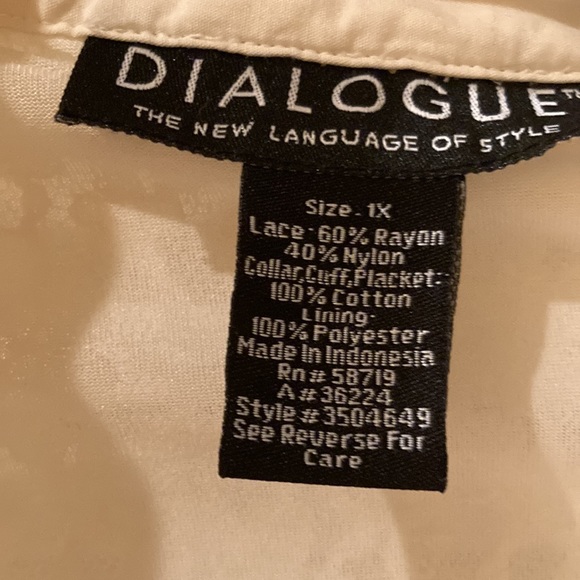 White/cream lace blouse with entire body lined and sleeves are not lined. - Picture 5 of 7